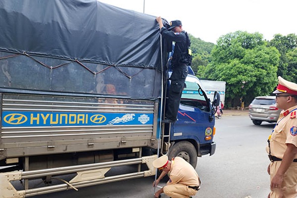 Đóng thùng xe tải đạt tiêu chuẩn an toàn giao thông