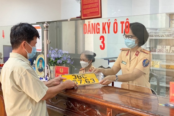 Bấm biển số xe ô tô