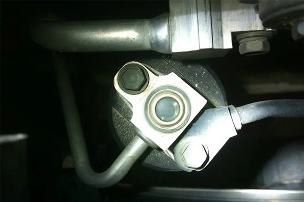 Kiểm tra gas điều hòa ô tô bằng mắt gas