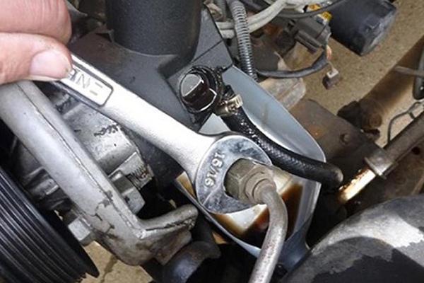 Kiểm tra bơm trợ lực tay lái xe tải