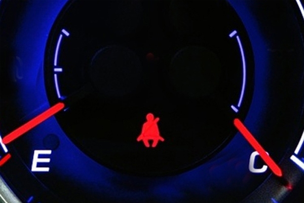 Đèn cảnh báo thắt dây an toàn ô tô