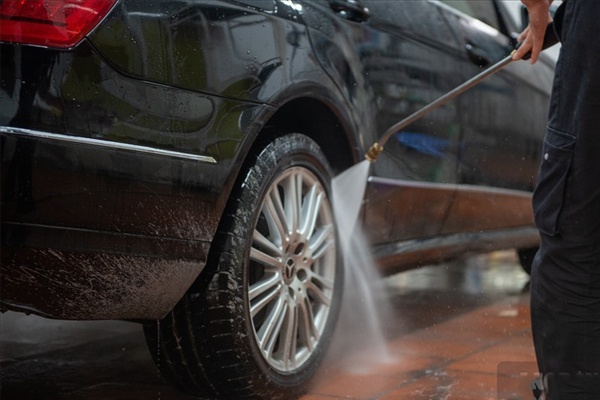 Xịt rửa gầm xe và các hốc, ngóc ngách