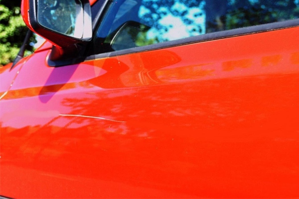 Xi đánh bóng loại bỏ các vết xước nhẹ trên xe ô tô