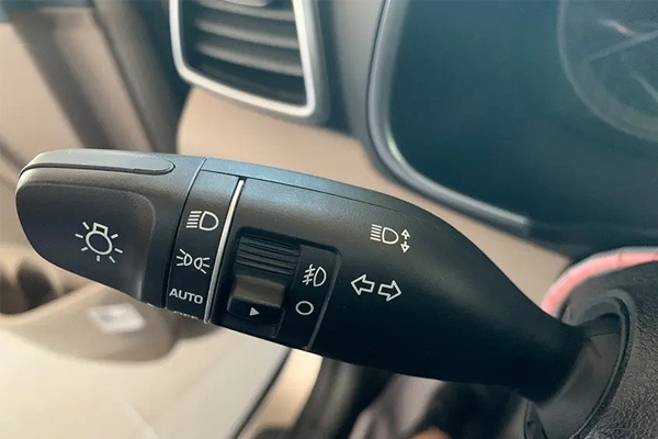 Cần điều khiển hệ thống đèn xe ô tô