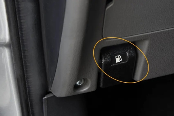 Nút mở nắp bình xăng