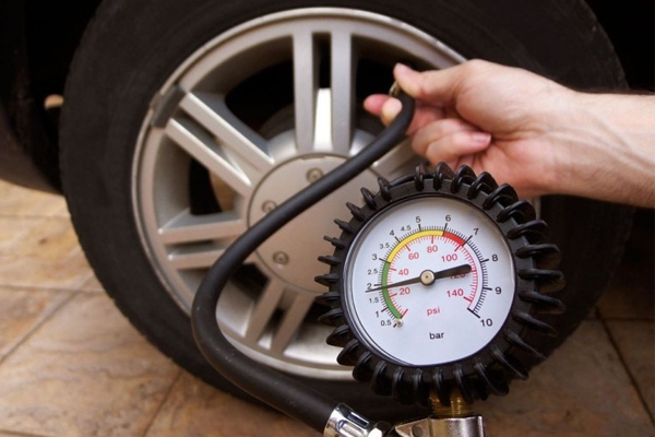 Cách bơm lốp ô tô