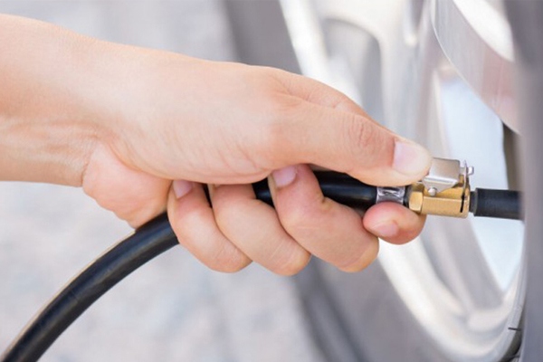 Giữ cố định đầu bơm