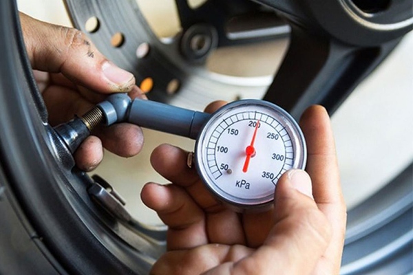 Kiểm tra áp suất lốp xe