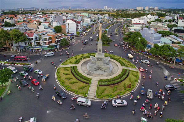 Cách đi qua vòng xuyến đúng luật giao thông