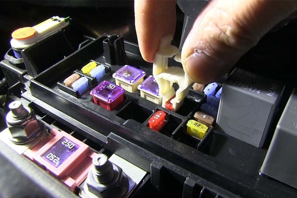 Cách xử lý cầu chì ô tô hỏng giữa đường