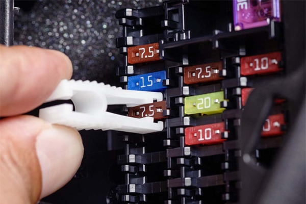 Đặt đúng vị trí cầu chì ô tô