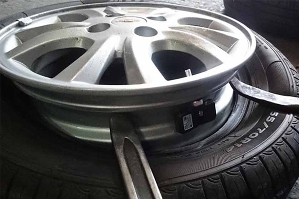 Cảm biến áp suất lốp trong