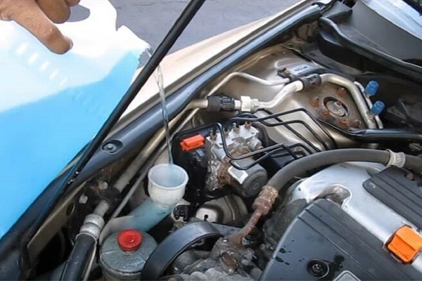 Bổ sung nước rửa kính ô tô