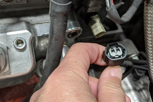 Kiểm tra cảm biến nhiệt độ nước làm mát ô tô