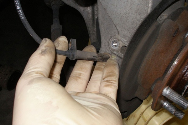 Kiểm tra cảm biến tốc độ ô tô