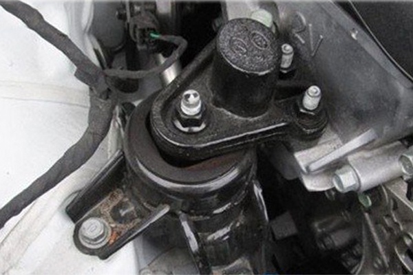 Dấu hiệu cao su chân máy ô tô hỏng