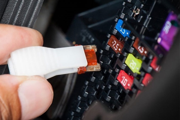 Cách kiểm tra cầu chì xe ô tô