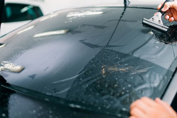 Dán phim cách nhiệt kính lái ô tô