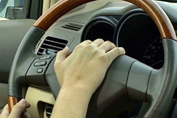 Sử dụng còi ô tô