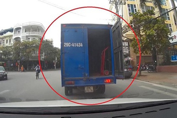 Không đóng cửa thùng xe tải