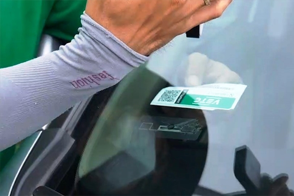 Vị trí dán thẻ thu phí không dừng