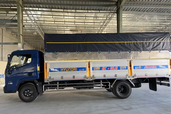 Ngoại thất Hyundai 7 tấn EX8L thùng mui bạt