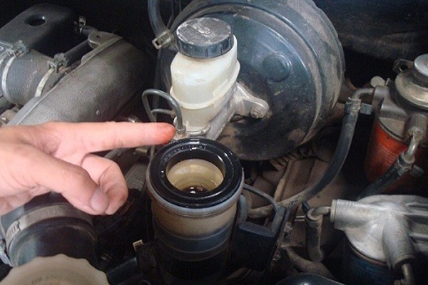 Thay mới dầu côn xe ô tô
