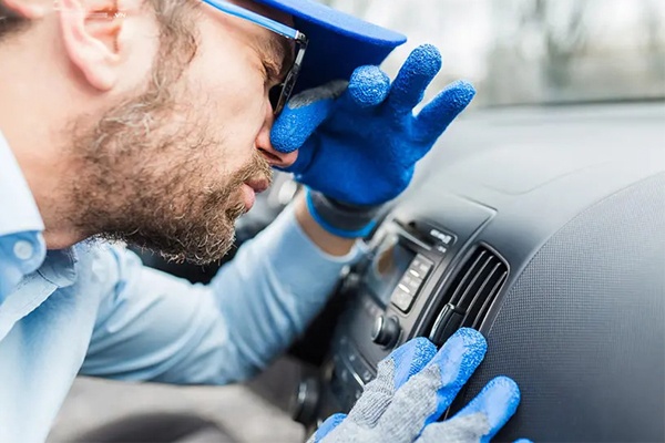 Nguyên nhân điều hòa ô tô có mùi hôi