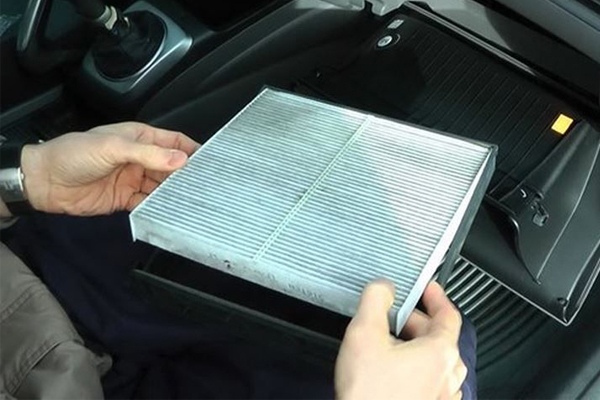 Lọc gió bẩn khiến điều hòa trên xe ô tô không mát