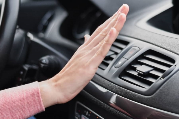 Tại sao điều hòa ô tô không mát?