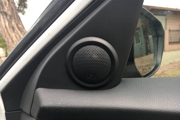 Độ loa cánh cửa ô tô
