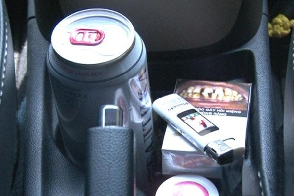 Không nên để bật lửa trong xe ô tô vào mùa hè