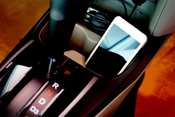 Đồ vật không nên để trong xe ô tô ngày nắng nóng