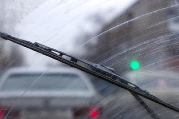 Cần gạt mưa ô tô hỏng