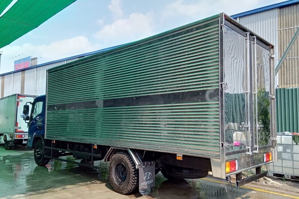 Giá xe tải Hyundai 8 tấn EX8 bản đủ thùng kín