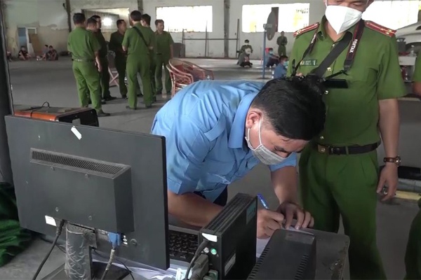 Mức phạt hành vi mua bán sử dụng tem kiểm định giả