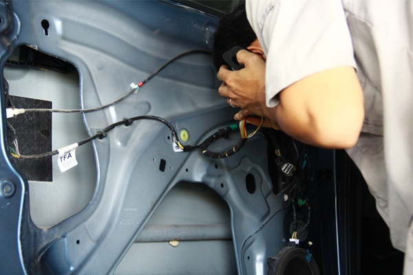 Khắc phục lỗi hệ thống nâng hạ kính xe ô tô