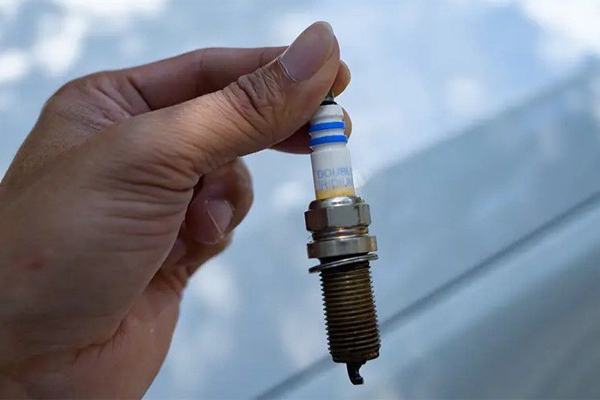 Lỗi bugi dẫn tới hiện tượng rung giật xe ô tô