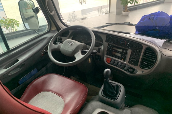 Khoang lái xe khách Hyundai County 29 chỗ