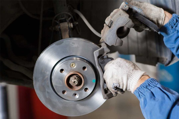 Bảo dưỡng má phanh kéo dài tuổi thọ cho xe ô tô