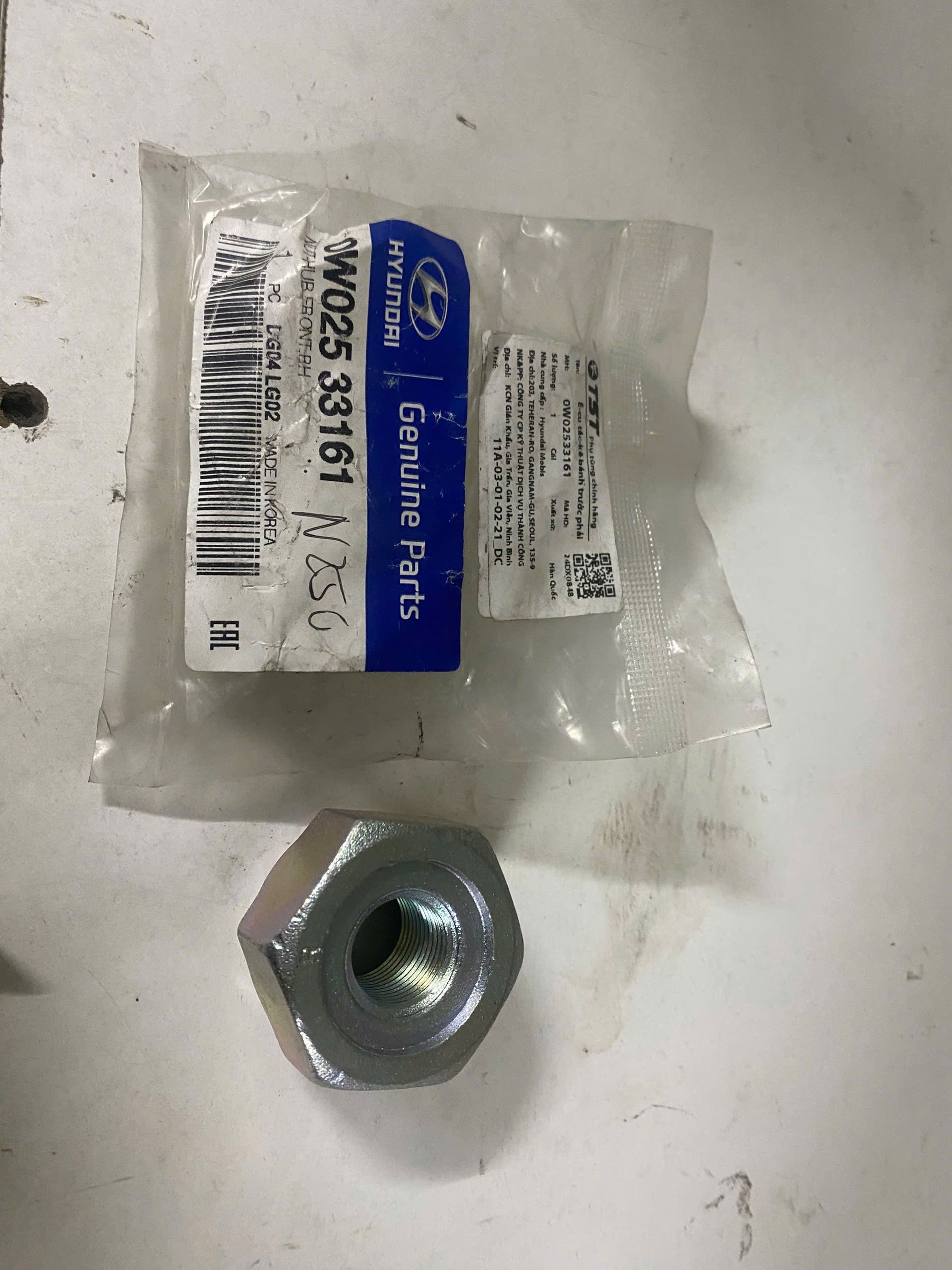 Ê-cu tắc-kê bánh trước phải - 0W02533161