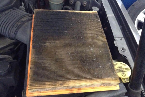 Lọc gió động cơ xe tải bị bám bẩn