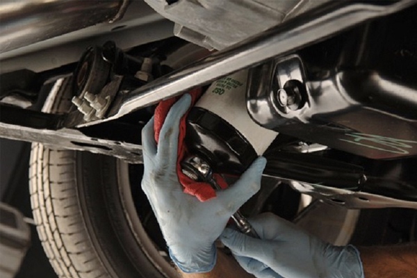 Cách thay lọc dầu ô tô đơn giản