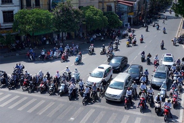 Lỗi dừng đèn đỏ sai làn đường ô tô