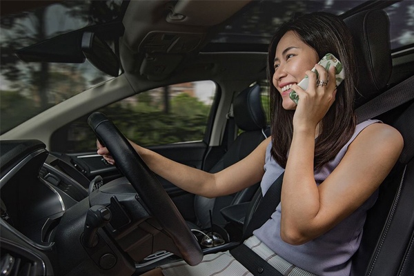 Lỗi sử dụng điện thoại khi đang lái ô tô gây mất an toàn giao thông