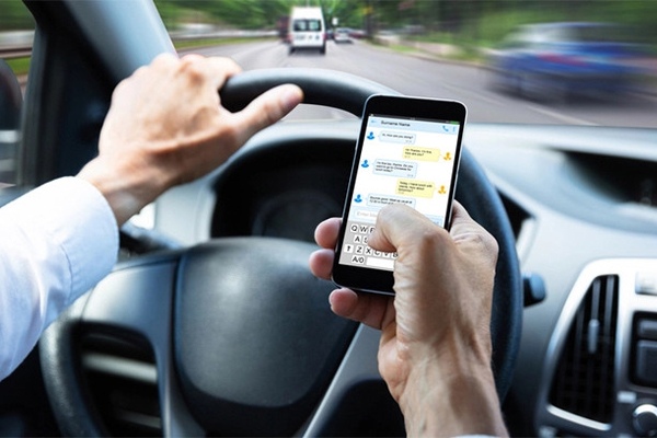 Lỗi sử dụng điện thoại khi đang lái ô tô