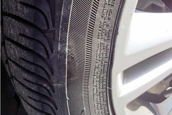 Lốp xe ô tô bị méo, biến dạng