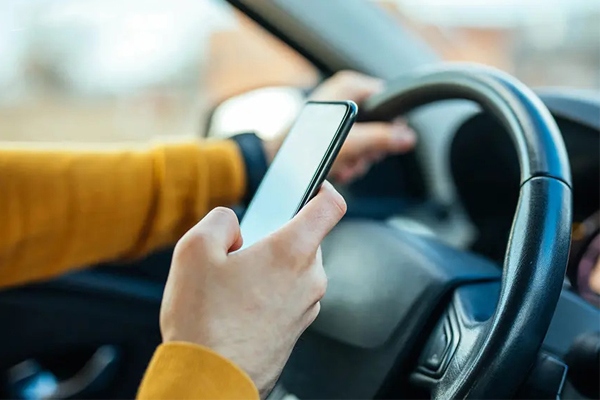 Sử dụng điện thoại gây mất tập trung khi điều khiển ô tô