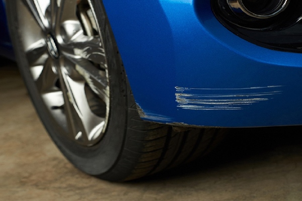 Đánh bóng lớp sơn trầy xước trên ô tô