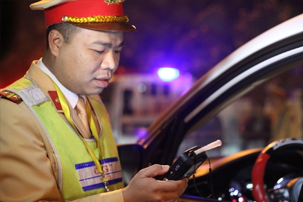 CSGT kiểm tra nồng độ cồn